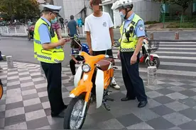 无牌、无证、无头盔！武汉洪山交警严查摩托车违法图片