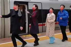 央视名嘴在高铁站热舞，马跃李思思领头，44岁任鲁豫手脚放不开图片