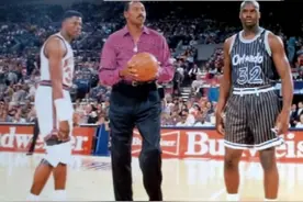 5张照片了解张伯伦天赋，肌肉媲美施瓦辛格 2根手指抓篮球图片