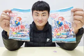 试吃金丝猴奶糖，小时候的回忆，奶香味浓郁，最喜欢吃里面糯米纸视频封面
