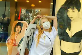 泫雅与自己的内衣广告牌合影！惹得网友骂声一片，营销号也受争议图片