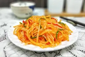才知道，炒土豆丝不能焯水，大厨教你一招，土豆丝酸脆又爽口图片