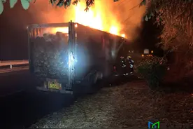 致敬！寻乌消防员熬夜救火，席地而睡成最美睡姿图片