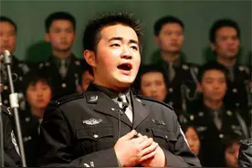 任长霞独子卫辰尧，母亲牺牲时他年仅17岁，后继承母亲遗志成片警图片