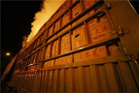 货车从广西运输30吨木炭到重庆 凌晨蹊跷阴燃图片