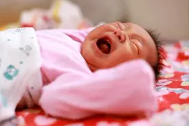 新生儿护理，常见的十种老经验不靠谱，坑娃的老人言妈妈别轻信图片