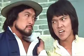 两大功夫明星同框！63岁元彪叼雪茄太豪迈，71岁梁家仁显苍老图片