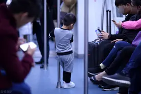 大妈在公交上辱骂让座乘客的行为，是否涉嫌违法？图片