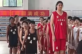 郑海霞接班人来了！14岁身高2米26 父母都是篮球运动员图片