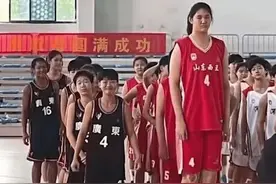 郑海霞接班人来了！14岁身高2米26 父母都是篮球运动员图片
