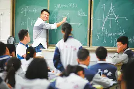 河南女教师躺在讲台上讲课，学生齐声诵读，却被部分网友不理解图片