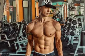 吴尊赤裸上身拍封面，秀八块腹肌青筋凸起，网友：流口水了图片