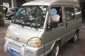 广东江门一辆面包车回头率十足，车价4万，挂的车牌价值250万图片