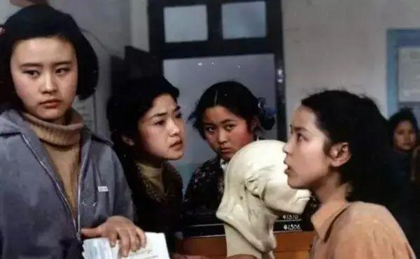抛开狠角色，邬君梅这次竟在《燃烧》中演了个如此温柔的女精英
