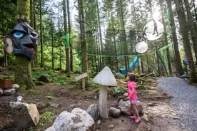 蹦床乐园风靡全国，作为蹦床起源地的法国是怎么玩的？图片