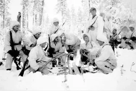 地狱使者白色死神，苏军士兵被他盯上，干脆坐在原地不做抵抗等死图片