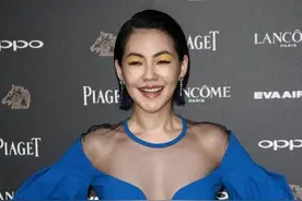 小S穿衣挺张扬的，长裙拼接透视领口挺特别，黄色眼影真招架不住图片