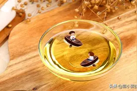 夜深人静难过时，​找个人唱歌给你听，也许可以解压图片