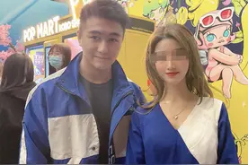 何猷君主动与美女合照，贴身不避嫌被赞温柔，网友：老婆不吃醋？图片