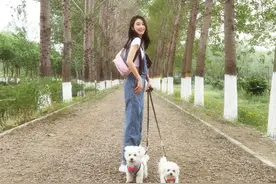 张俪一点不像36岁，穿背带裤清纯甜美，少女感不输高中生图片