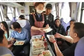 神回复：“火车上乘客几千人，为什么卖不掉几十份盒饭？”哈哈哈图片