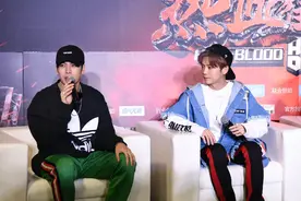 王嘉尔鹿晗戴同款鸭舌帽，一正一反风格大不同图片