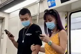 都是手机惹的祸，女孩在地铁上牵错男朋友，这场面太尴尬了图片