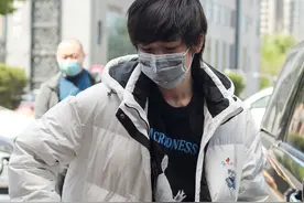 宋亚轩广告拍摄上班路透来啦！小宋老师穿好多啊图片