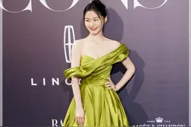 金靖的身材正流行，115斤穿露肩绿裙韵味十足，美成微胖界典范图片