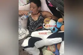 带金戒指的流浪女子，就算睡在马路上也气度不凡：曾是管理高层图片