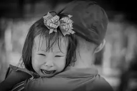 人贩子当众抢娃，却反咬宝妈是人贩子，宝妈机智应对，值得学习图片