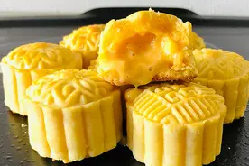 中秋国庆假期，教你做奶黄流心月饼，个个流心香甜，好吃不腻图片