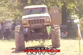 国外超强泥地越野车比赛，这样都不翻车实在太牛逼视频封面