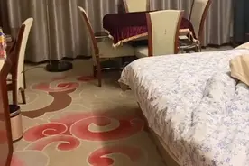 湖北一女子住酒店两天没开窗，退房拉开窗帘一看：隔窗就是会议室图片