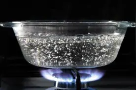 水能被加热到1千摄氏度吗？一直加热密封容器中的水会发生什么？图片