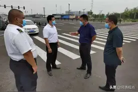 河南洛阳：马路办公助企业 方便员工乘公交图片