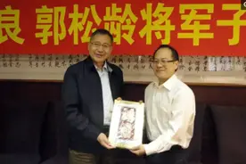 张学良长孙张居信和郭松龄孙子见面，一笑泯恩仇，热泪相拥图片