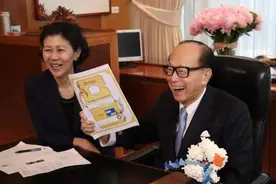 92岁李嘉诚与女友罕同框，互动亲昵打扮富贵，相伴27年无名分图片