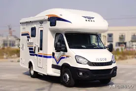 4床6座家庭旅行房车，配备1000AH锂电池组，可在新能源停车场充电图片