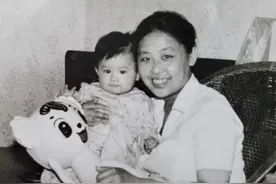 黄圣依和妈妈的新书发布，妈妈邓传理曾是《新民晚报》编辑图片