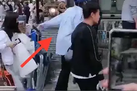 杨幂因录制迟到向导演道歉，九十度鞠躬超恭敬，鞋子却都没穿好？图片