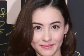 张柏芝拍戏意外受伤，脚踝肿的像个馒头，三胎生父会帮照顾孩子吗图片