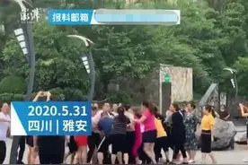 四川两伙大妈抢广场舞地盘互相扭打，为抢广场舞第一排，有人头破血流图片