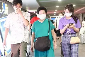 人到中年身材发福又怎样？看伊能静68岁微胖婆婆穿搭，时髦又年轻图片