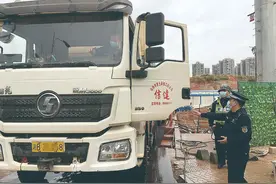渣土车加装后射灯，工地雾炮机成摆设 株洲城管联合交警重拳整治渣土车乱象图片