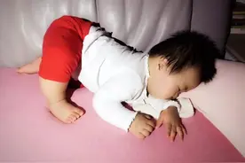 宝宝睡觉时如果用这些睡姿，说明身体素质好，宝妈可以少操心图片