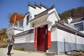 81岁大爷住深山别墅，装修豪华如宾馆，看为啥天天以泪洗面图片