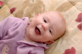 宝宝迟迟不开口？引导孩子说话有窍门，手势、动作、眼神都很重要图片