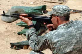 关于战场上到底能不能捡敌人武器的一点讨论图片