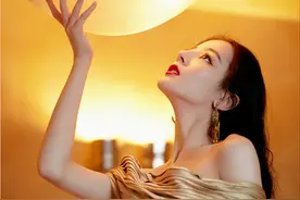 迪丽热巴金色薄纱露腰鱼尾裙造型变身“美人鱼”，大秀妙曼身姿图片